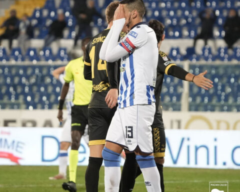 Brosco capitano del Pescara con le mani sul volto