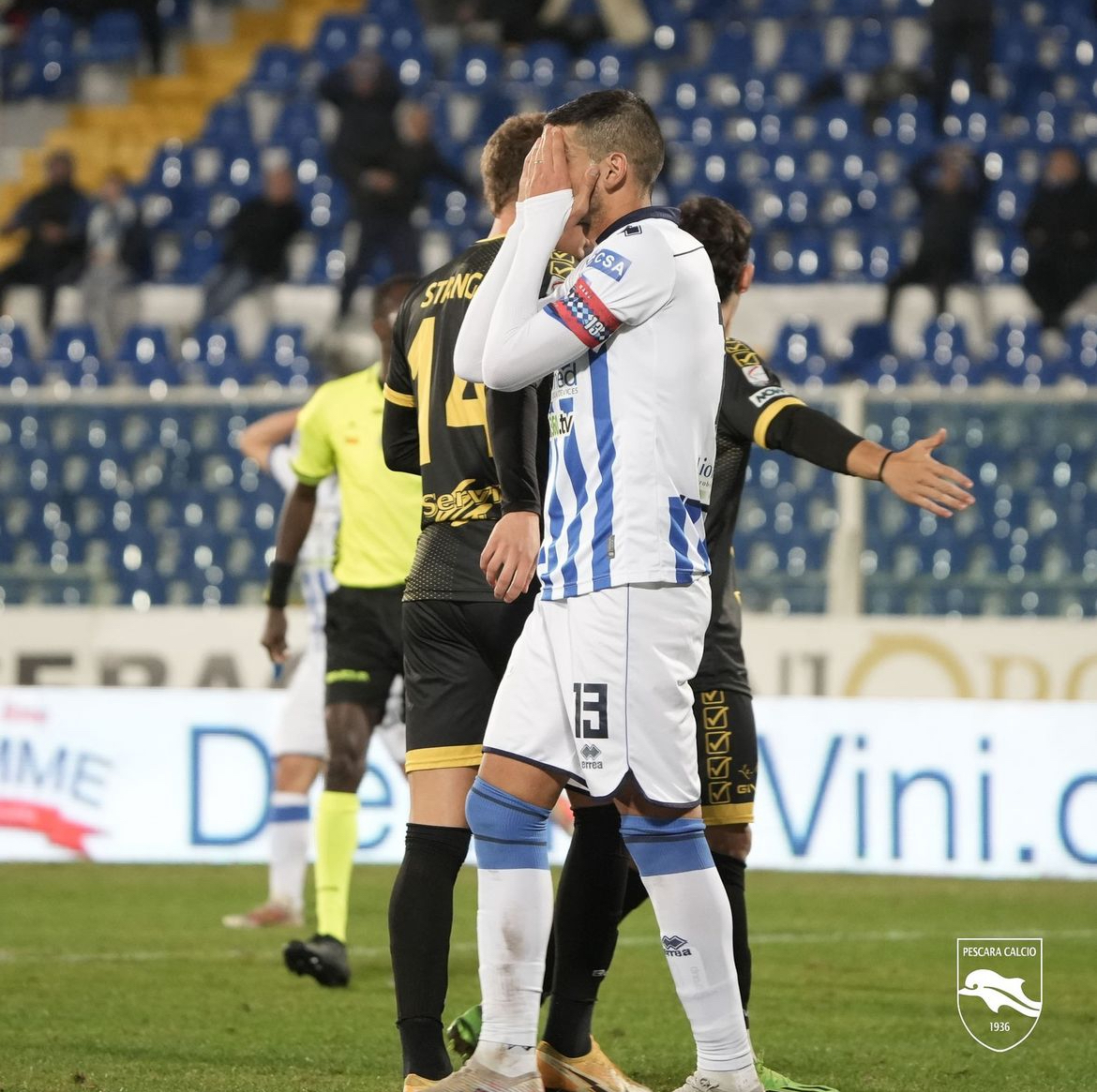 Brosco capitano del Pescara con le mani sul volto