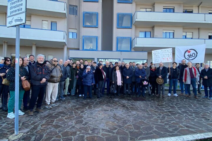 Il presidio pacifico davanti agli uffici direzionali Asl